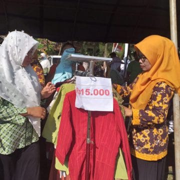Baju Hanya Dijual Rp. 15 Ribu Di Upacara Pembukaan TMMD, Pedagang Laris Manis