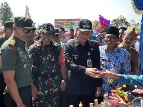 Dansatgas TMMD Cicipi Minuman UKM