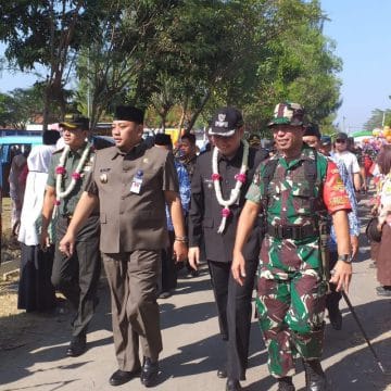 Bareng Danrem, Wabup Ratakan Aspal Jalan