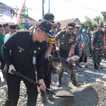 Wabup Ikut Kerjakan Aspal Bareng Satgas TMD