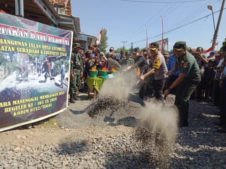 Ini Kondisi Wabup Tegal Saat Megerjakan Aspal TMMD