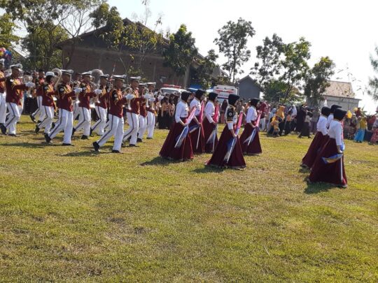 Ini Meriahnya Penampilan Marching Band Saat Upacara TMMD