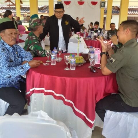 Tamu Upacara TMMD Gayeng Nikmati Jamuan Makan Siang