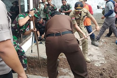 Hebat, Bupati Trenggalek Gali Pondasi Masjid