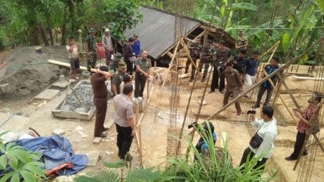 Wow, Ini Penampakan Kunjungan Danrem 081/DSJ Di Lokasi RTLH