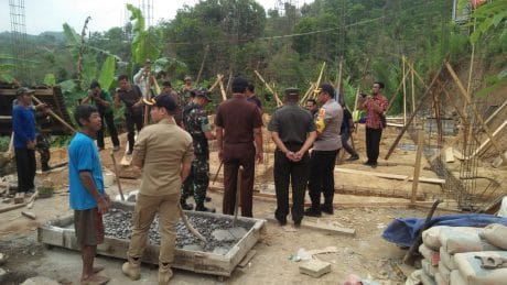 Satgas TMMD Sedang Kerjakan Pondasi RTLH Milik Bari