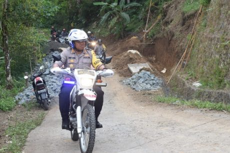 Kapolres Trenggalek Ikut Kunjungi RTLH Naik Trail
