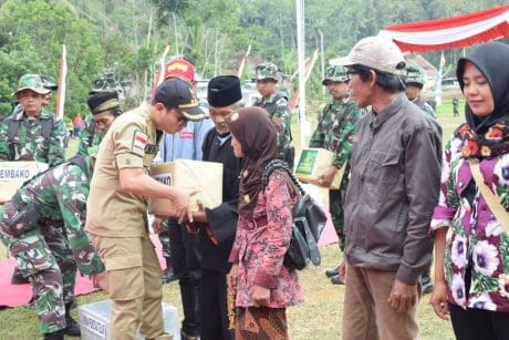 TMMD, Bupati Trenggalek Serahkan Bingkisan Sembako Pada Warga