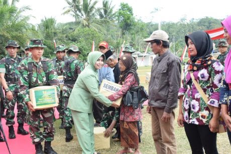 Selan Alat Penetas, Bupati Trenggalek Serahkan Sembako