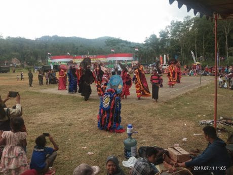 Warga Antusias Lihat Pertunjukan Rampak Barong Pada Pembukaan TMMD Trenggalek