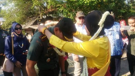 Desa Dibangun TNI, Warga Jatimulya Suradadi Tegal Berikan Bunga