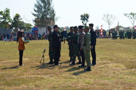 Wakil Bupati Tegal Serahkan Cangkul dan Sekop Untuk Membangun Jatimulya
