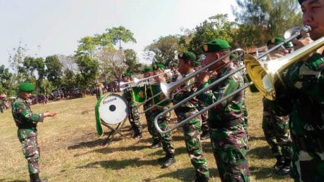 Semangat TNI Wijayakusuma Dalam Alunan Nada di Suradadi Tegal