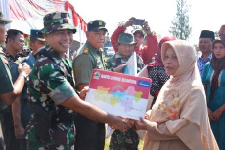 Masyarakat Jatimulya Suradadi Terima KIS dan KJS Saat Pembukaan TMMD Tegal