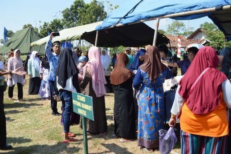TMMD Reguler Tegal Berikan Cukur Gratis Kepada Masyarakat Umum