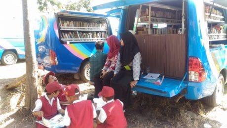 Tak Hanya TNI Masuk Desa, Perpustakaan Keliling Blusukan Cerdaskan Warga Jatimulya Tegal