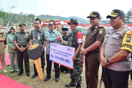 TMMD, Dansatgas Trenggalek Terima Bantuan Ambulance Dari BRI