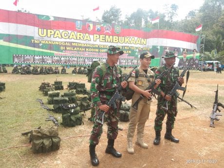 Bareng Dansatgas TMMD, Bupati Coba Rangsel Prajurit