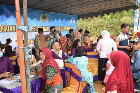 Warga Antri Cek Darah Di Posko Kesehatan