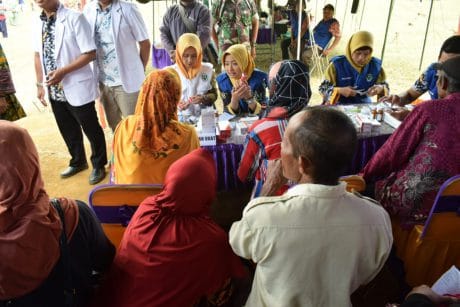 Petugas Itu Sabar Cek Kesehatan Warga Di Posko