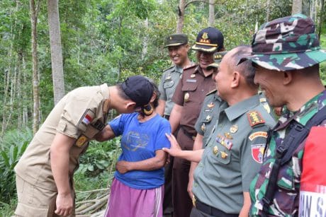 Kunjungi Rumah Sainah, Bupati Ajak Gotongroyong
