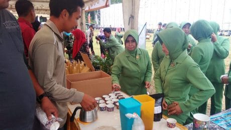 TMMD, Persit Cicipi Kopi Khas Trenggalek