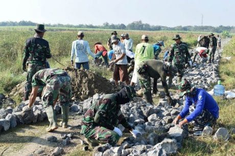 Kompak dan Semangat Warga Jatimulya Tegal dan TNI di Makadam