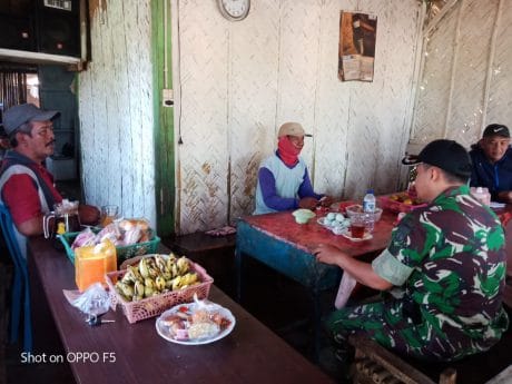 Usai Komsos Pertanian, Satgas TMMD Makan Bareng Petani
