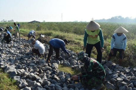 Kompak dan Semangat Warga Jatimulya di Sasaran Makadam