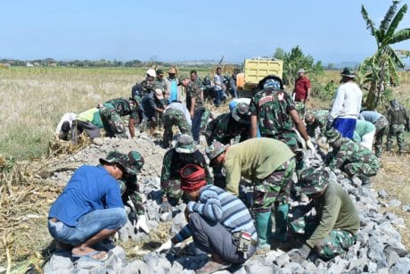 TNI dan Masyarakat Solid di Jalan Makadam Jatimulya