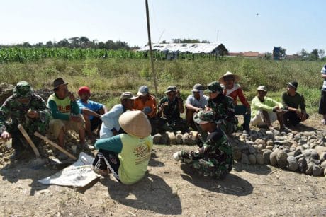 Istirahat Siang Satgas TMMD Jatimulya Atur Strategi