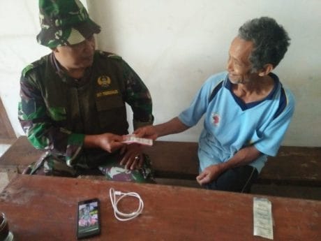 Banyak Warga Yang Sakit, Satgas TMMD Periksa Tensi Dan Kolesterol