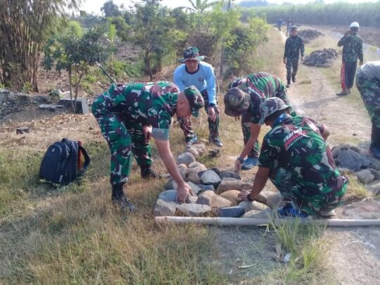 Kepala Desa Jatimulya Pantau Pekerjaan Makadam Beri Dukungan Moril
