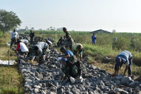 TNI dan Warga Berebut Batu di Lokasi Makadam Jatimulya Tegal
