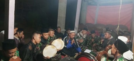 Satgas TMMD Bermain Hadrah Bareng Warga