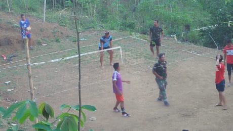 Satgas TMMD Main Voli Bareng Warga