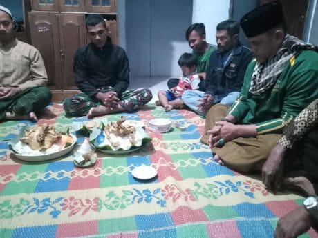 Satgas TMMD Makan Buceng Usai Bermain Hadrah