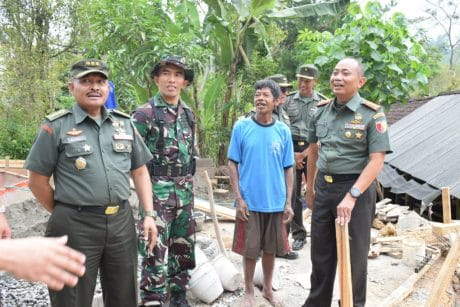 Kolonel Inf Bambang Tinjau RTLH