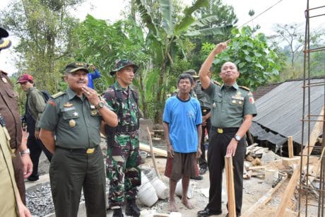 Bareng Forkopimda Trenggalek, Kolonel Inf Bambang Kunjungi RTLH