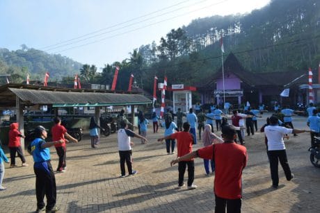 Warga Ikut Senam Bareng Satgas TMMD Di Kantor Kecamatan