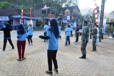 Serunya Satgas TMMD Senam Pagi Bareng Mahasiwi UPN