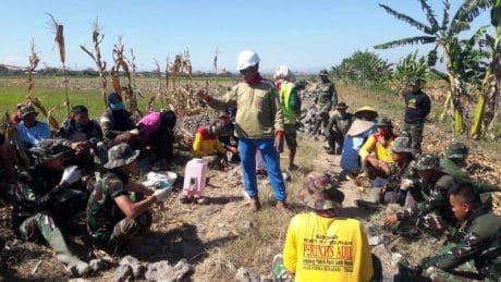 Masyarakat dan TNI Berebut Batu di Makadam Jatimulya Suradadi Tegal