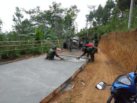 Satgas TMMD Mulai Rabat Jalan Desa Dompyong