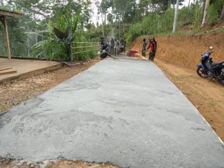 Satgas TMMD Angkat Material Untuk Pengecorant Jalan Desa Dompyong