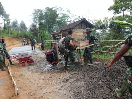 Jalan Desa Dompyong Yang Di Cor Berada Di Lereng Gunung