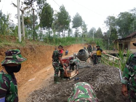 Tim Ahli Bantu Satgas TMMD Ratakan Pengecoran