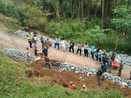 Sertu Sukiran Pimpin Pasang Batu Pondasi RTLH
