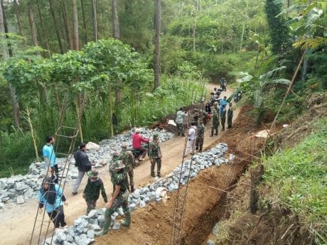TMMD, MAhasiswa UPN Ikut Pasang Batu Pondasi RTLH