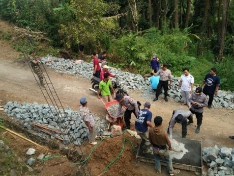 Semangatnya Mahasiswa Bantu Pasang Batu Podasi RTLH
