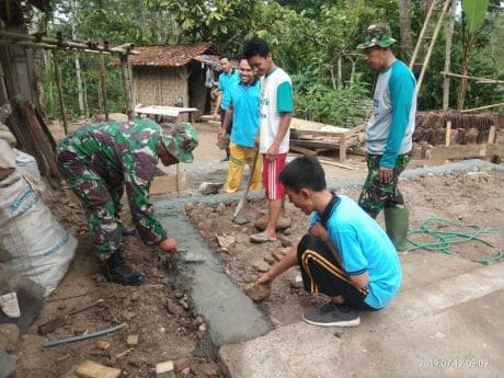 Telaten, Sertu Sukiran Ajarkan Pemasangan Batu Pondasi Pada Mahasiswa